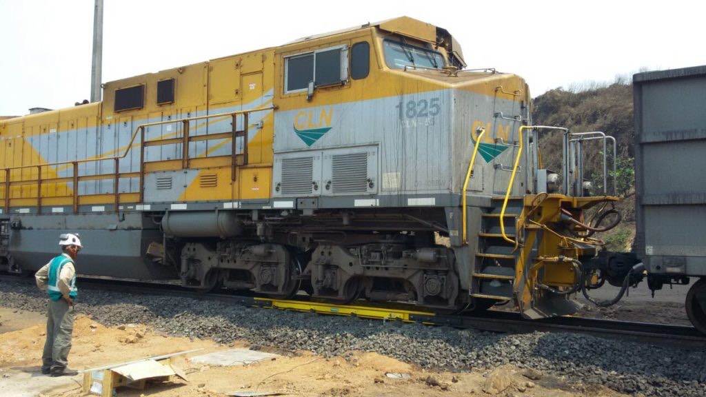 Locomotive on the scale with a MASSA technician