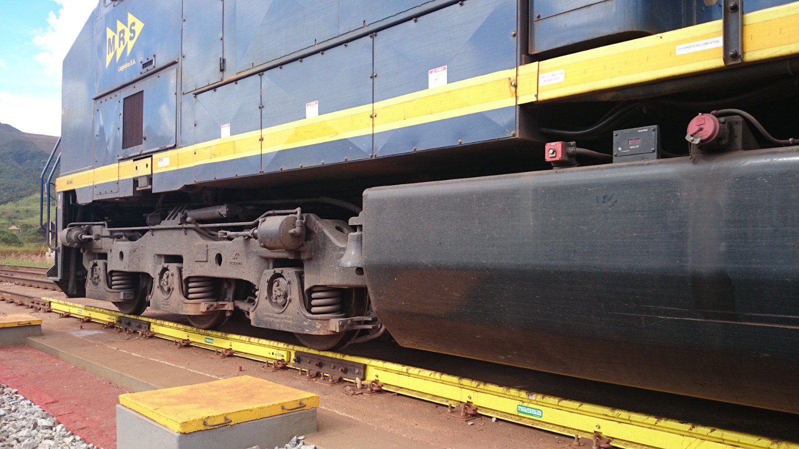 Close-up of the railcar bogie on the scale
