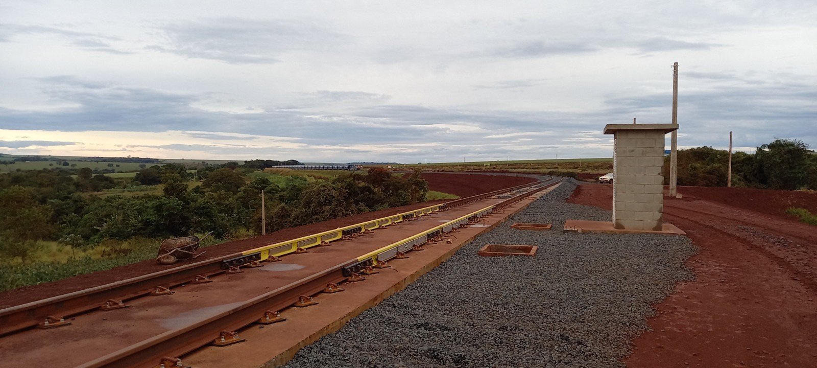 Dynamic scale beneath an unloading gantry