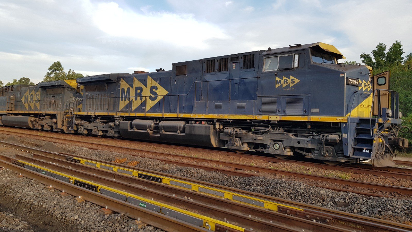 Locomotive passing over a MASSA dynamic rail scale